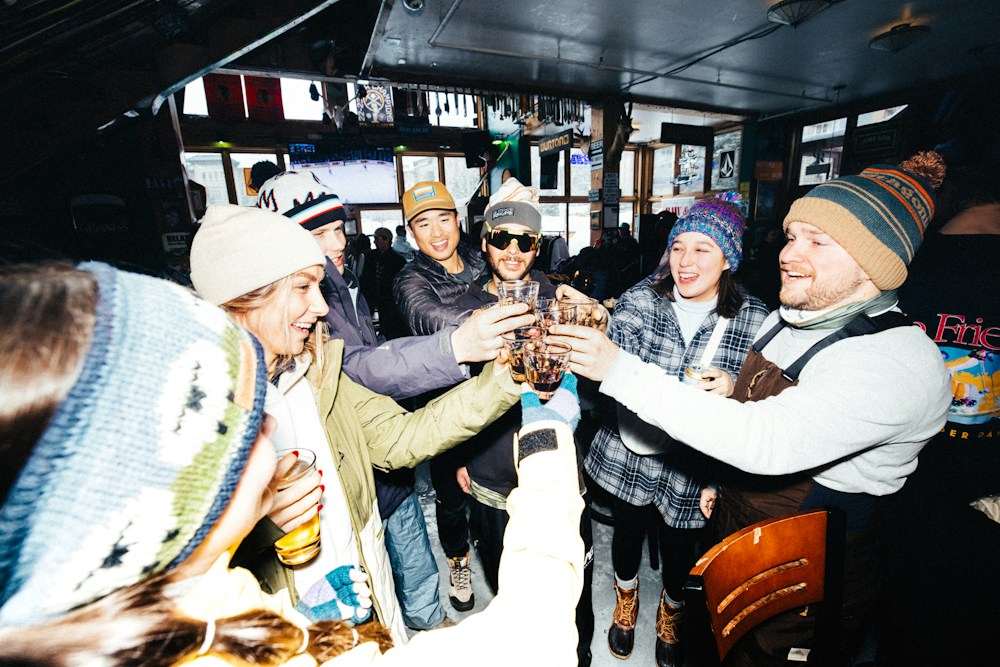 Amigos brindando em uma celebração — foto ilustrativa