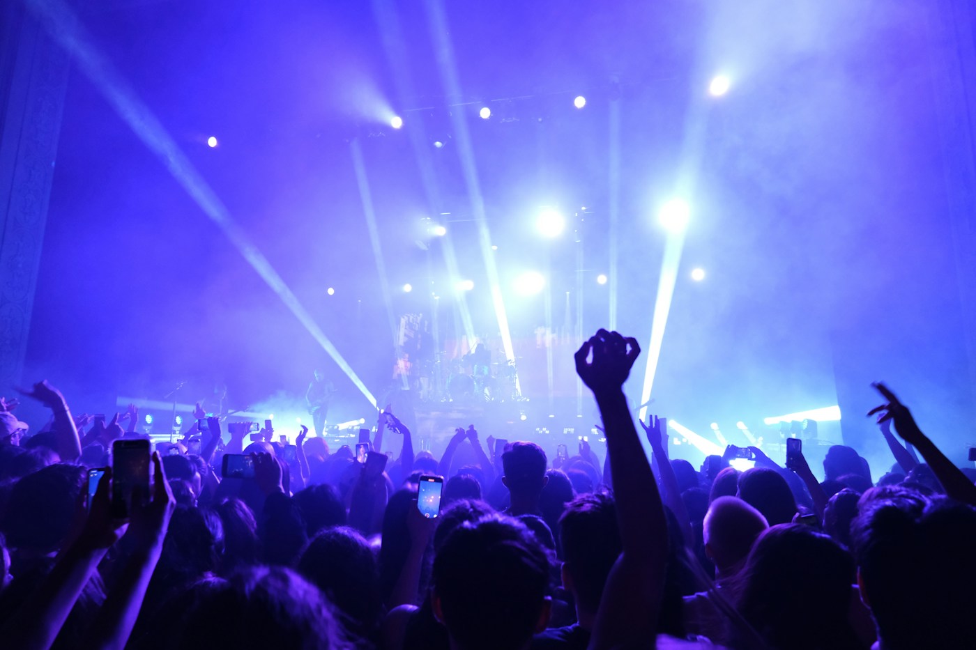 Público reunido sob luzes de um show ao vivo — foto ilustrativa